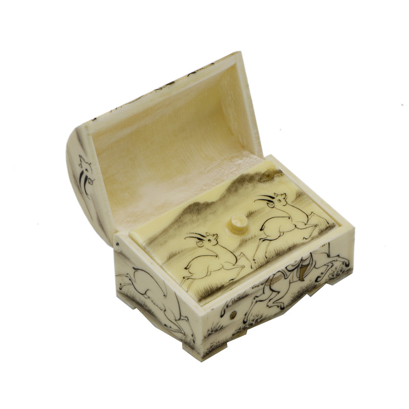 صندوق مجوهرات مصنوع يدويًا من العظم بنقشة چُگان الإيراني