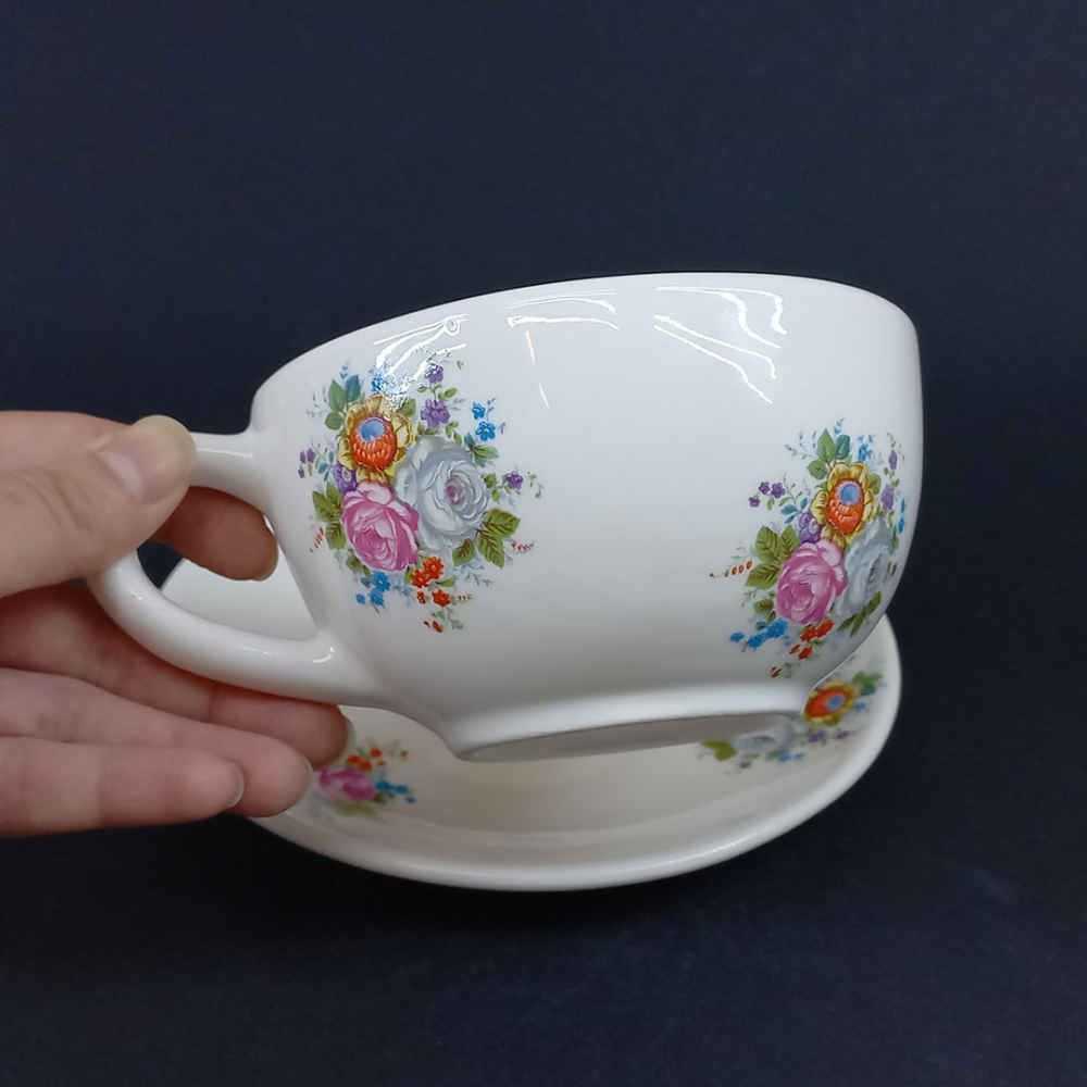 فنجان شاي سيراميك إيراني مع صحن حديقة