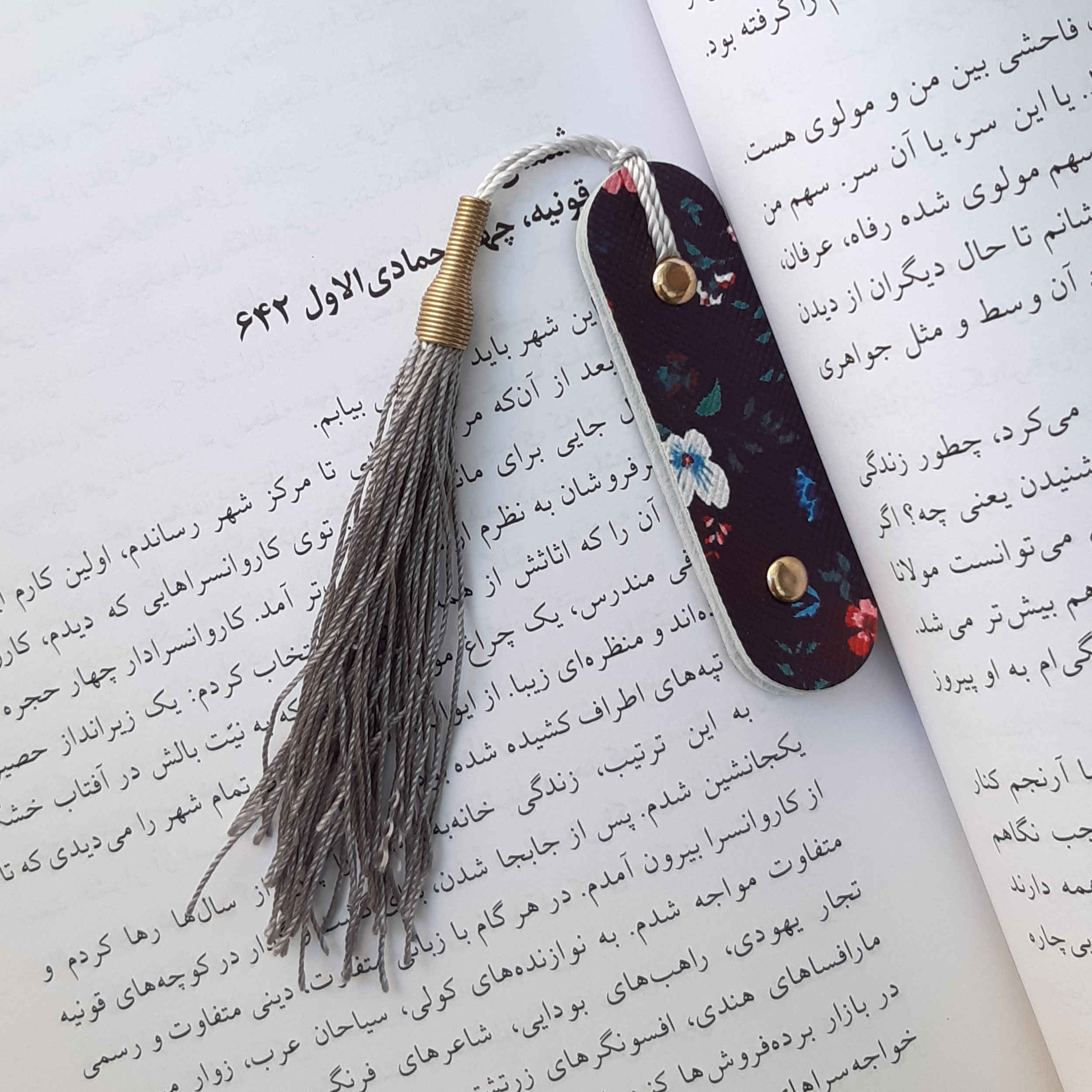 فاصل كتاب جلدي أسود – موديل غلغلي