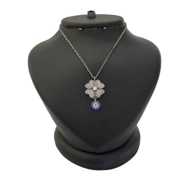 قلادة فضية بتصميم عين الشر على شكل أربع أوراق النفل