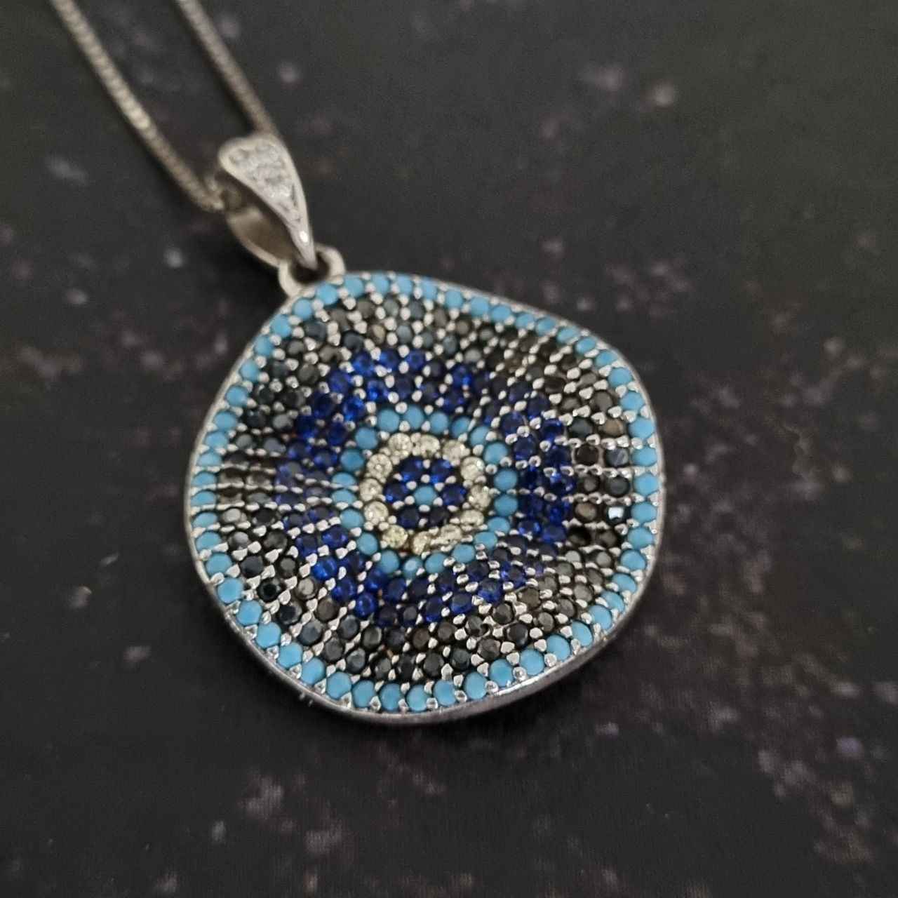 قلادة فضية بتصميم عين الشر على شكل نخل