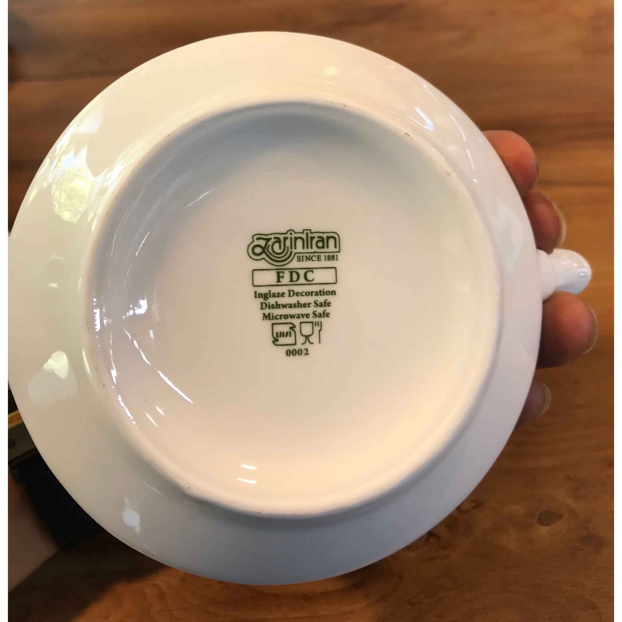 إبريق خزفي لتقديم الشاي باللون الأبيض مع تصميم زهري فریما