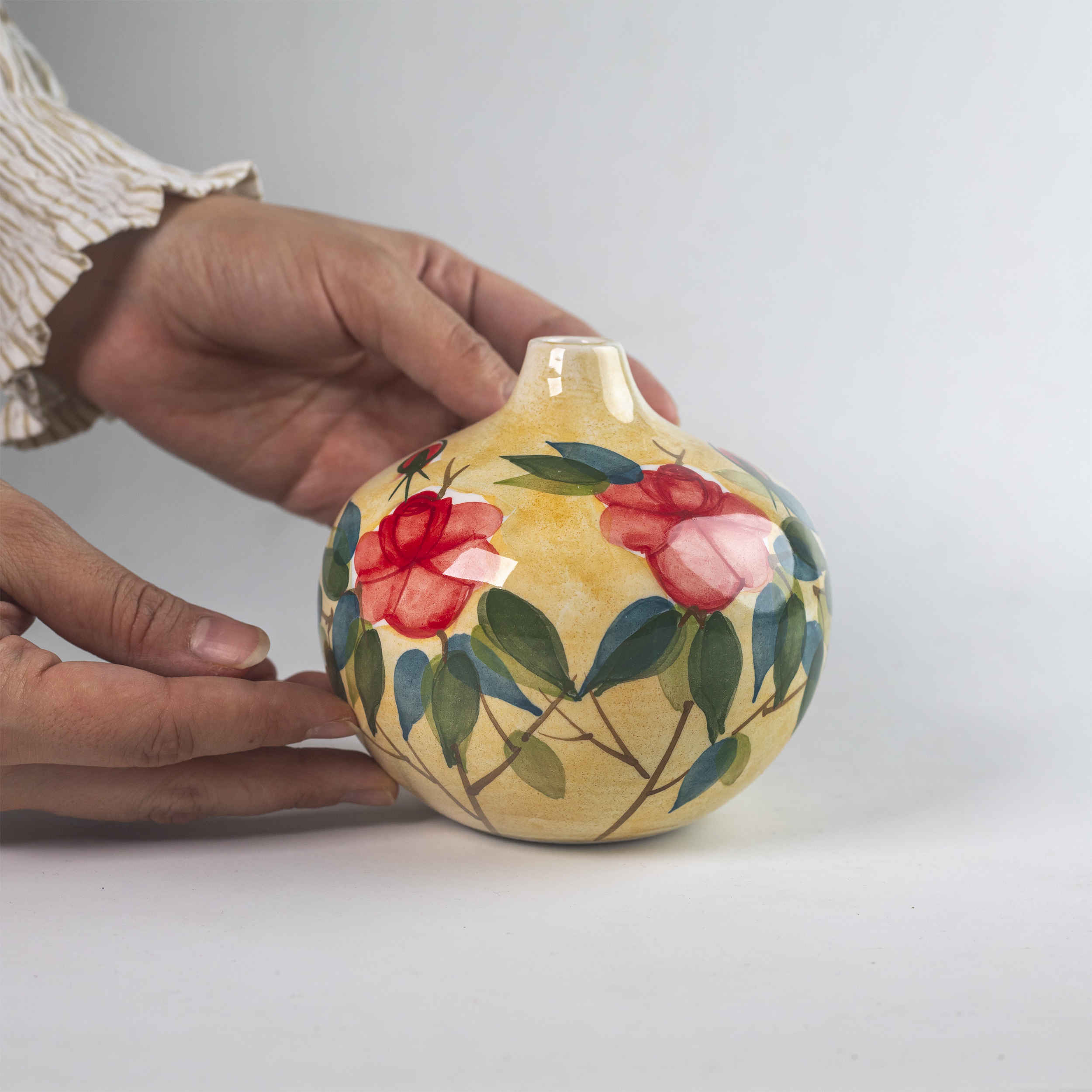فازة خزفية ذات ساق واحدة مصنوعة يدويًا للمساحات الصغيرة، مطلية يدويًا بنمط زهور