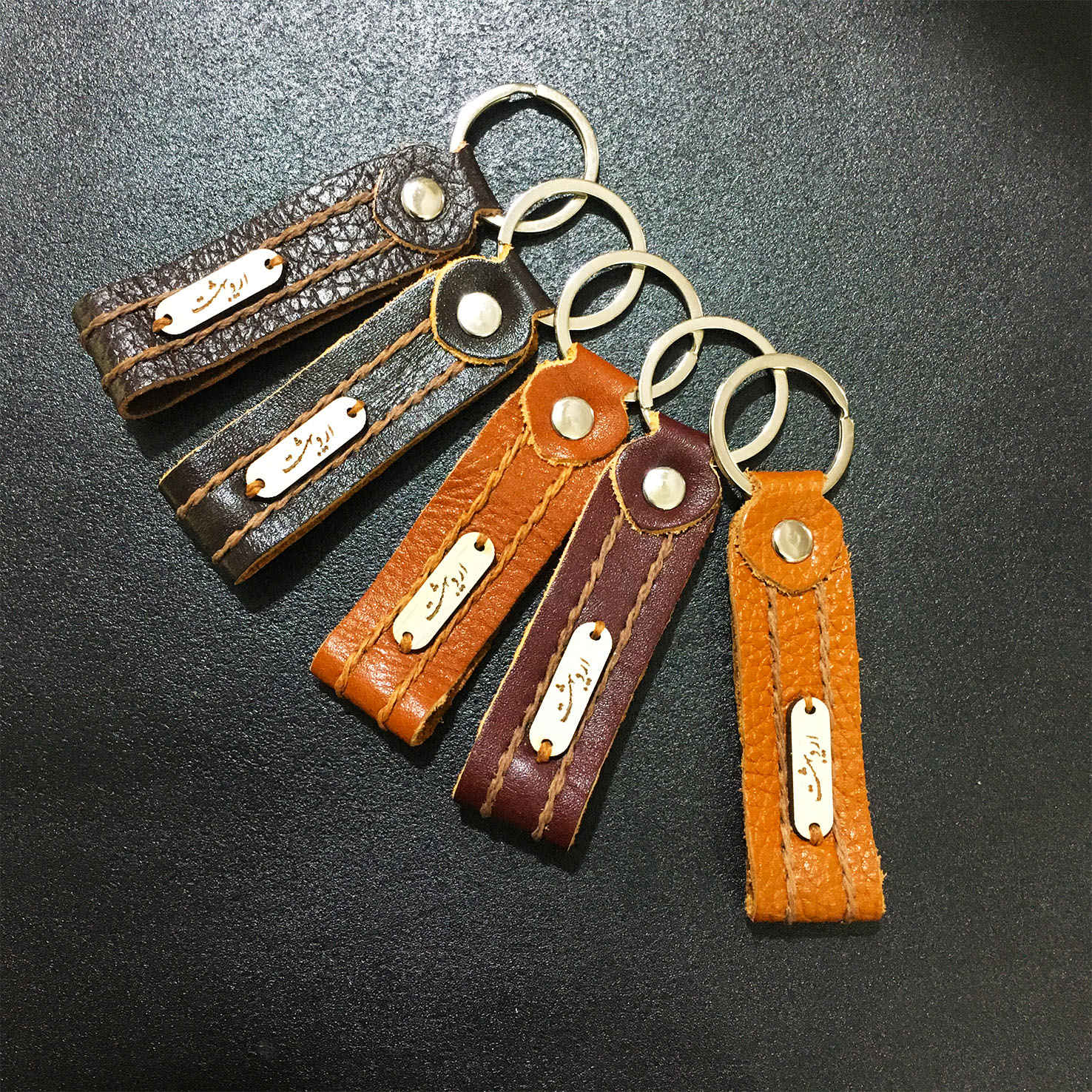 سلسلة مفاتيح إيرانية من الجلد – رمز شهر “أرديبهشت”