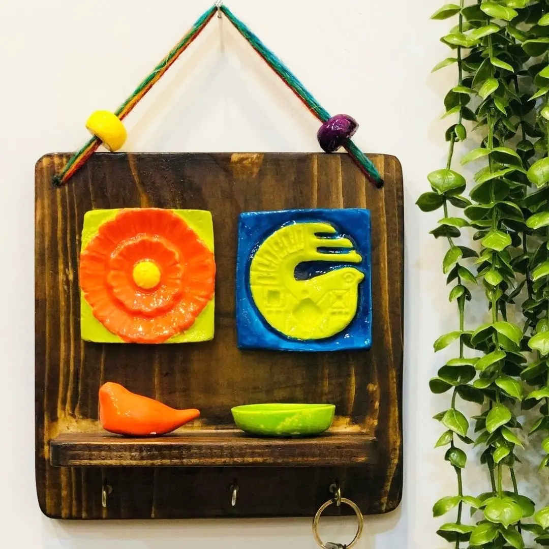 حامل مفاتيح جداري مزخرف ومصنوع يدويًا بتصميم طائر وشمس