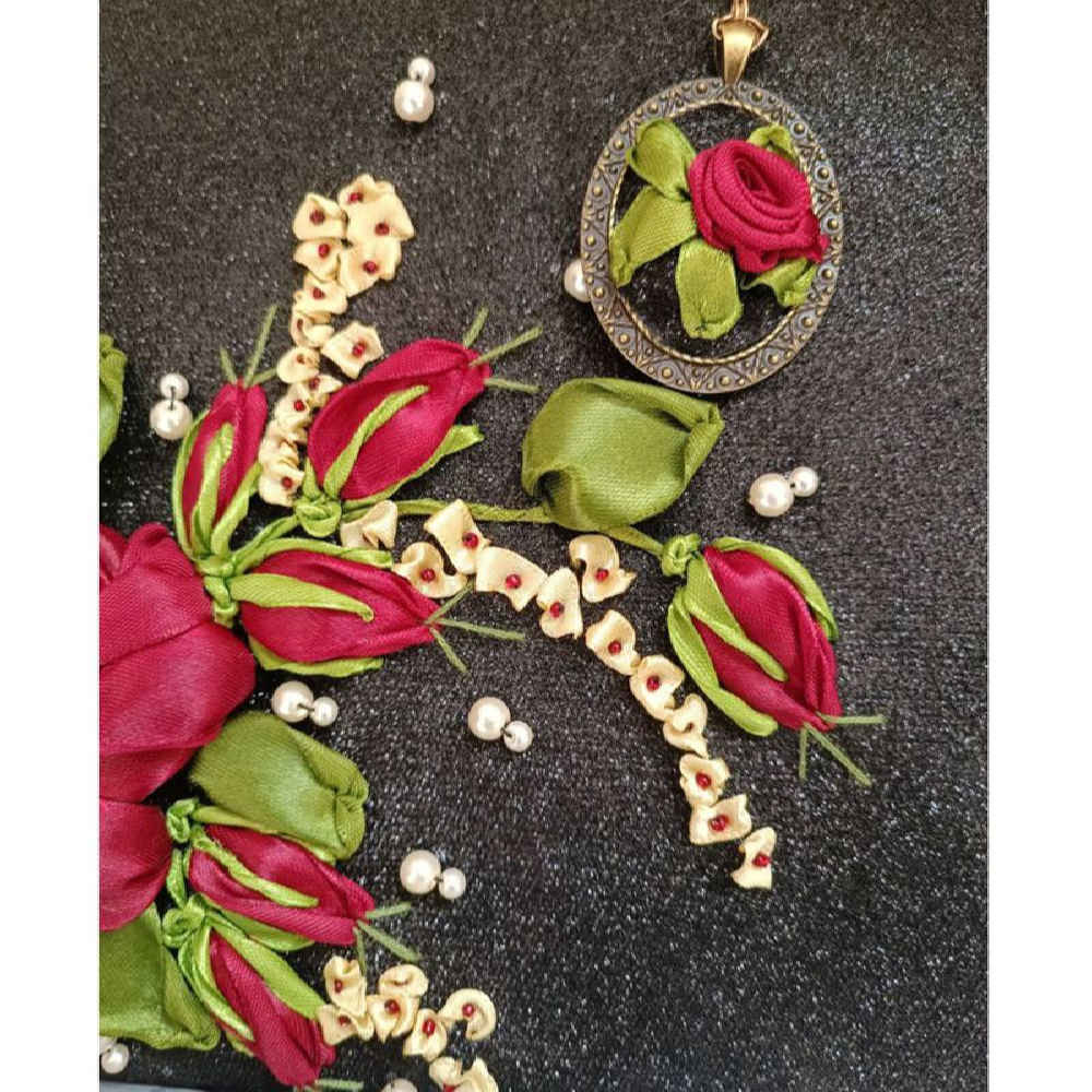 حقيبة يد صغيرة بتطريز الشريط – مخمل بتصميم سارة