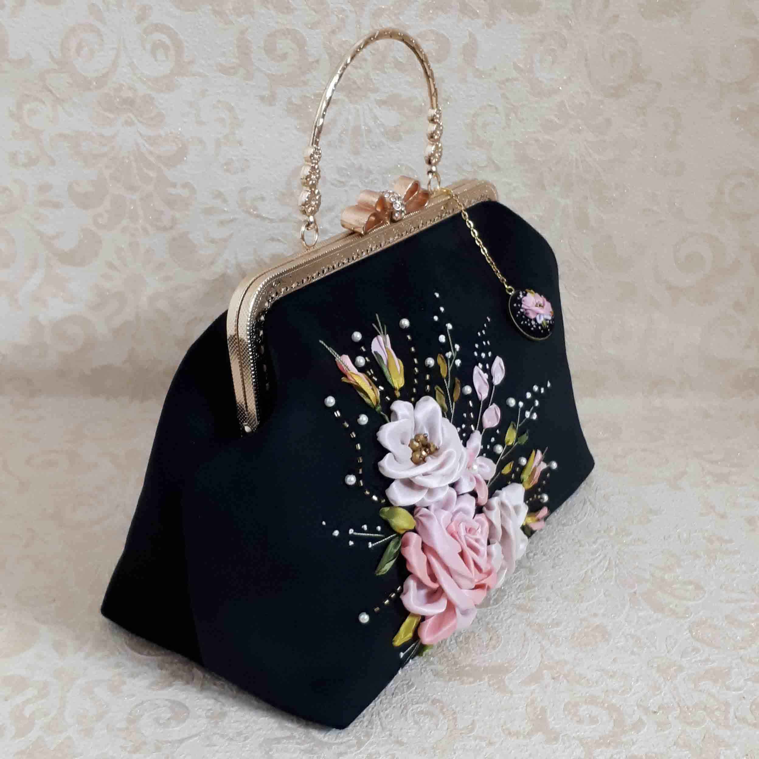 حقيبة يد صغيرة بتطريز الشريط – مخمل بتصميم أفيز