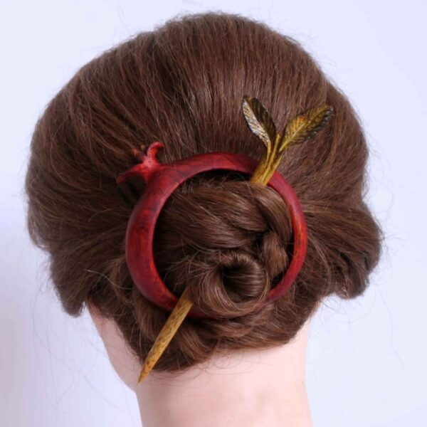 عصا شعر خشبية منحوتة يدويًا بتصميم الرمان