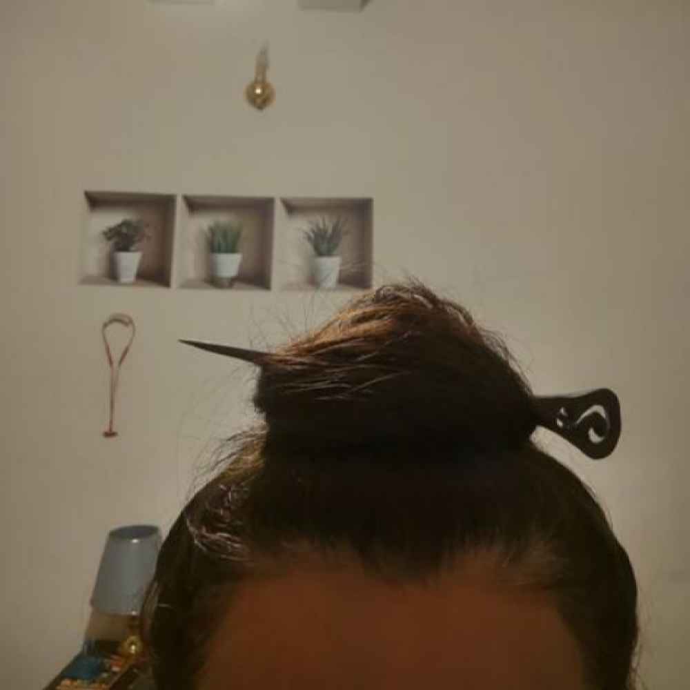 عصا شعر خشبية مصنوعة يدويًا بتصميم منحني على شكل “S” للنساء