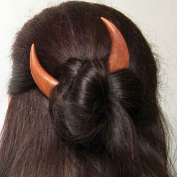 عصا شعر خشبية مصنوعة يدويًا بتصميم القمر للنساء