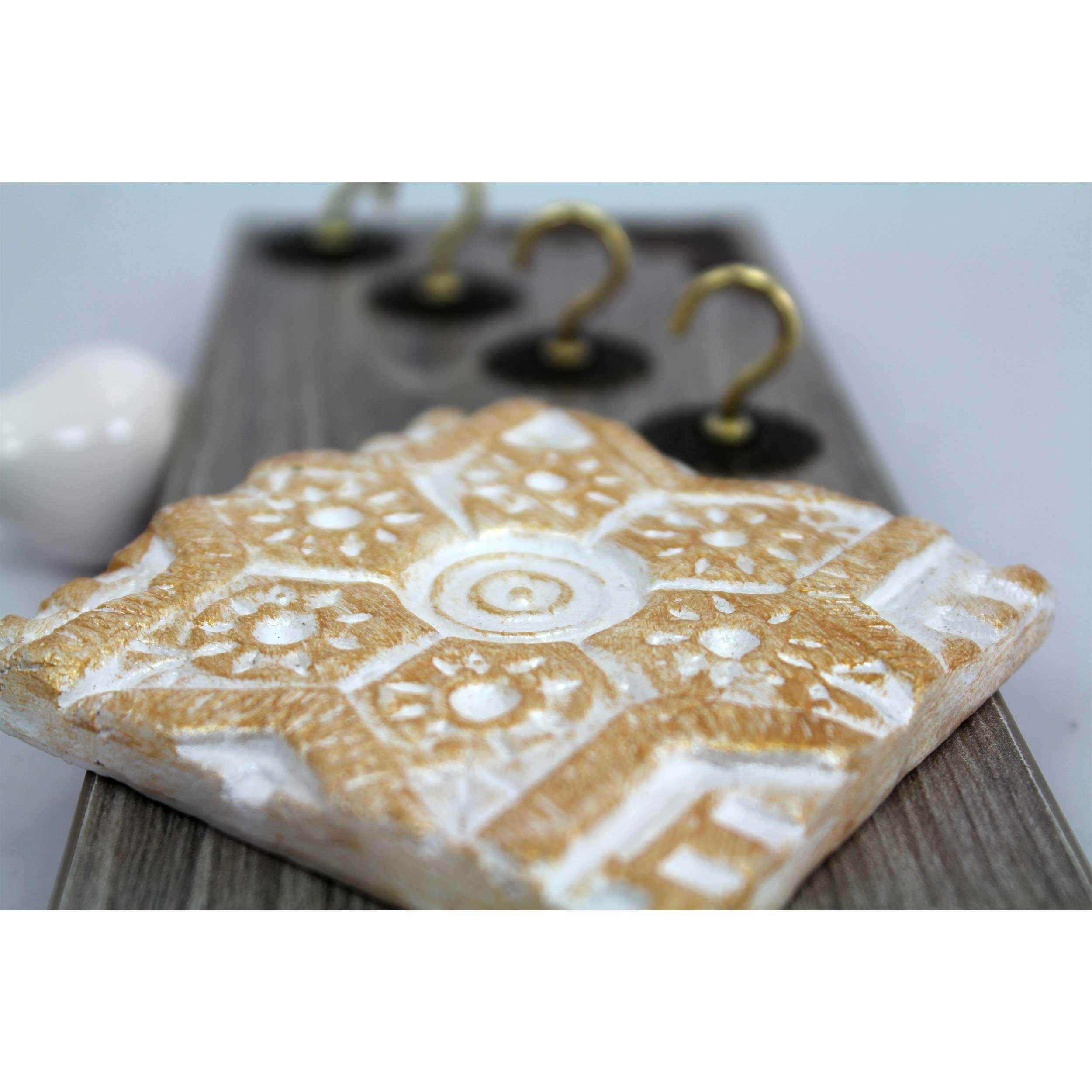 حامل مفاتيح جداري مزخرف ومصنوع يدويًا بتصميم تقليدي