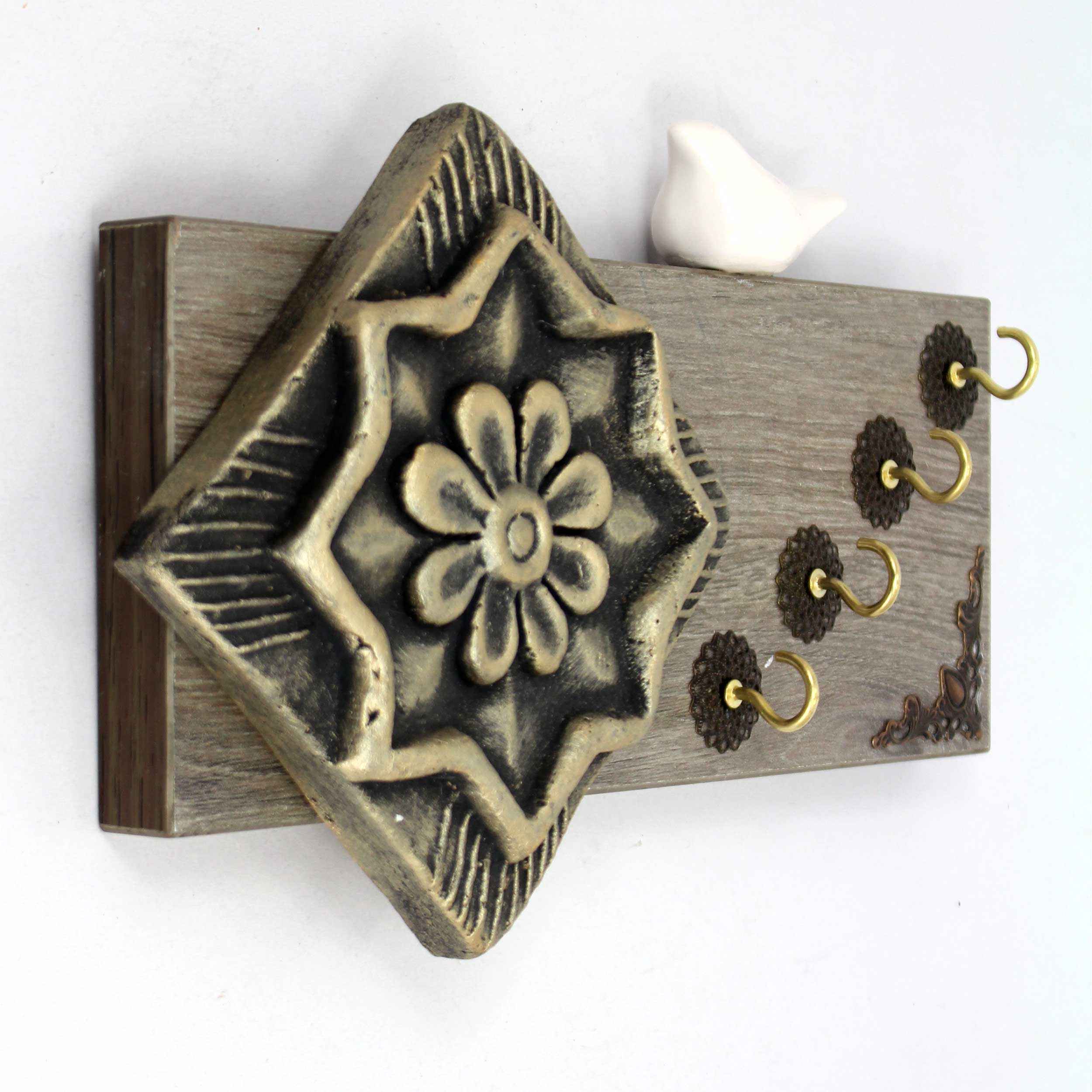 حامل مفاتيح جداري مزخرف ومصنوع يدويًا بتصميم طائر