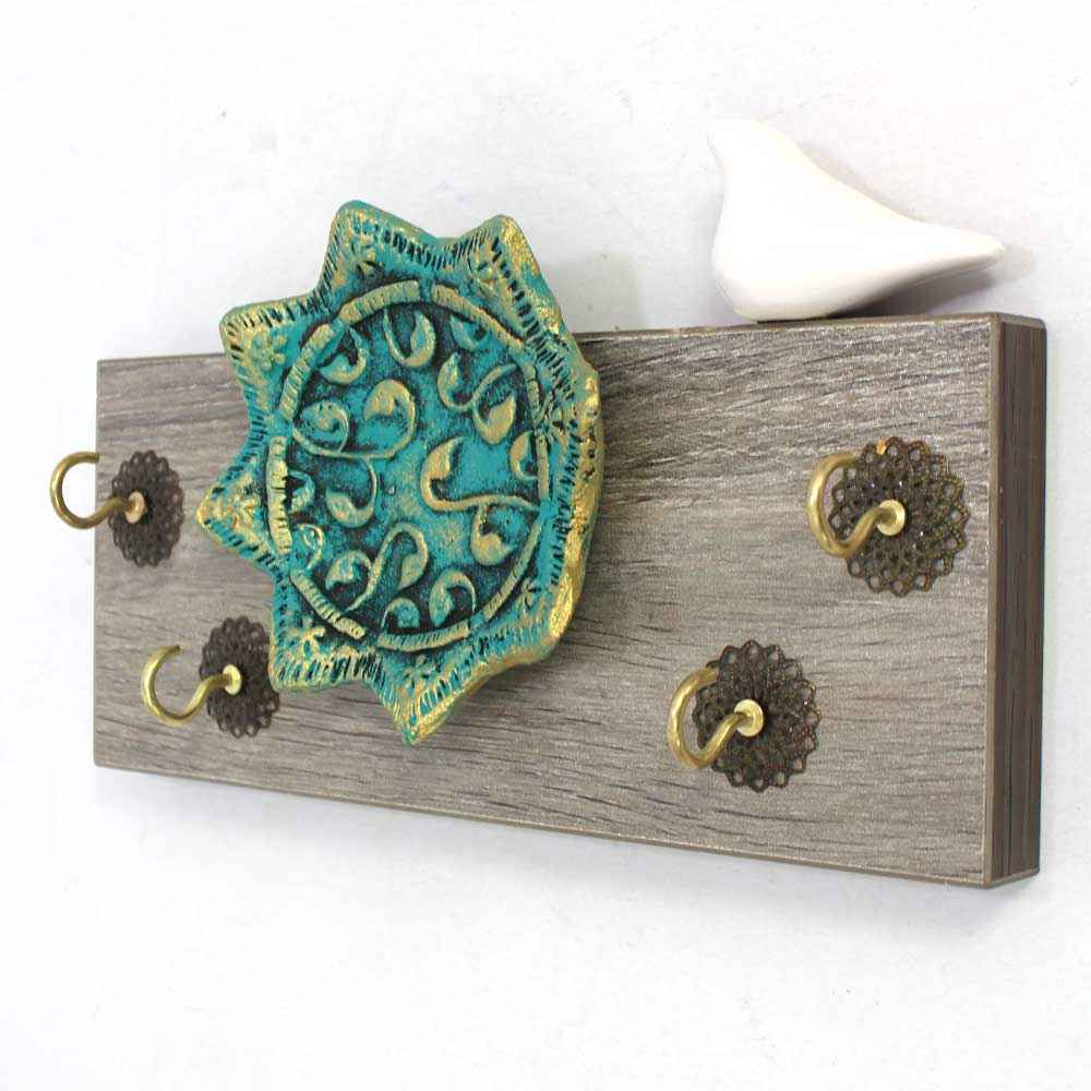 حامل مفاتيح جداري مزخرف ومصنوع يدويًا بتصميم إسلامي