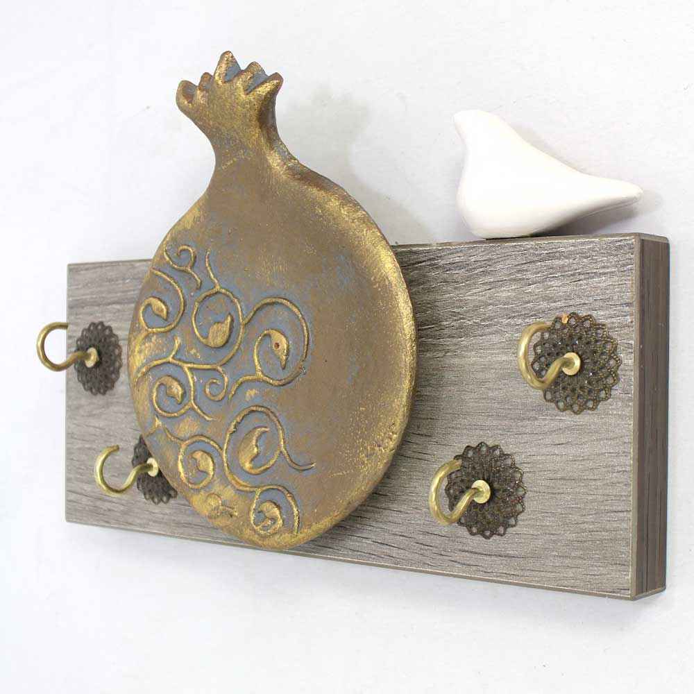 حامل مفاتيح جداري مزخرف ومصنوع يدويًا بتصميم رمان