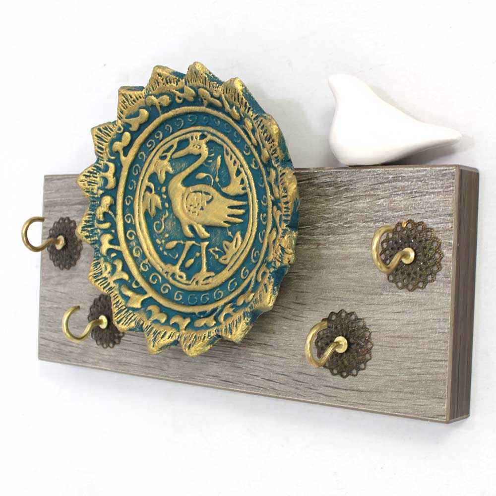 حامل مفاتيح جداري مزخرف ومصنوع يدويًا بتصميم تقليدي