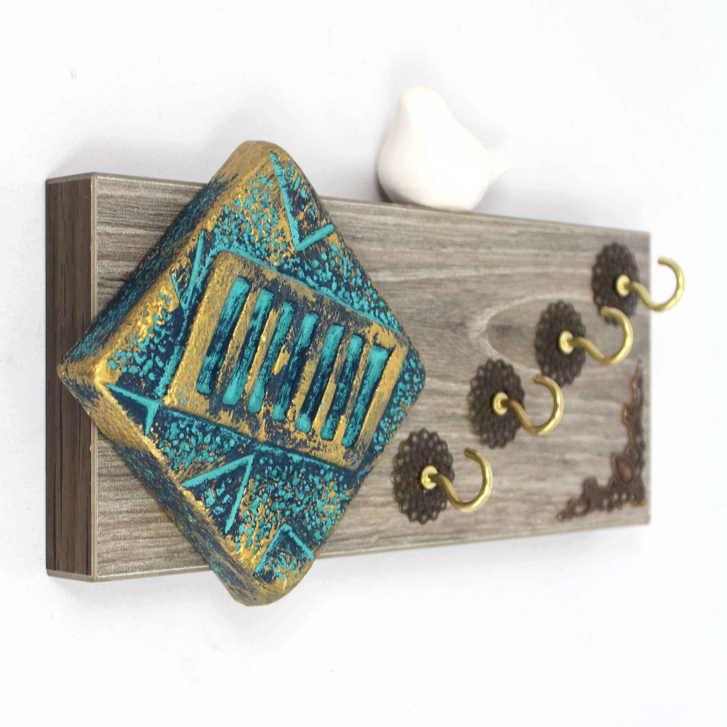 حامل مفاتيح جداري مزخرف ومصنوع يدويًا بتصميم تقليدي