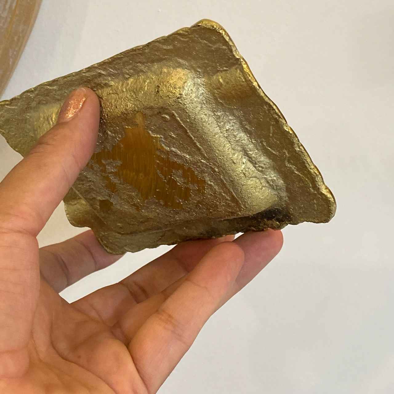 منفضة سجائر من النحاس محفورة يدويًا – تصميم فني مستطيل