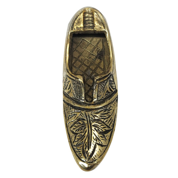 منفضة سجائر من النحاس محفورة يدويًا – تفاصيل فنية معقدة على شكل حذاء