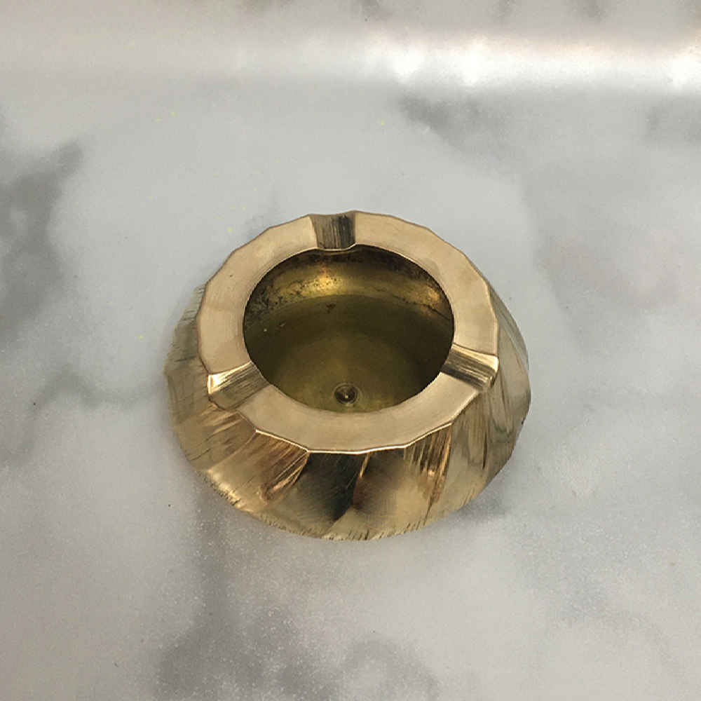 منفضة سجائر نحاسية يدوية الصنع – شكل فني دائري