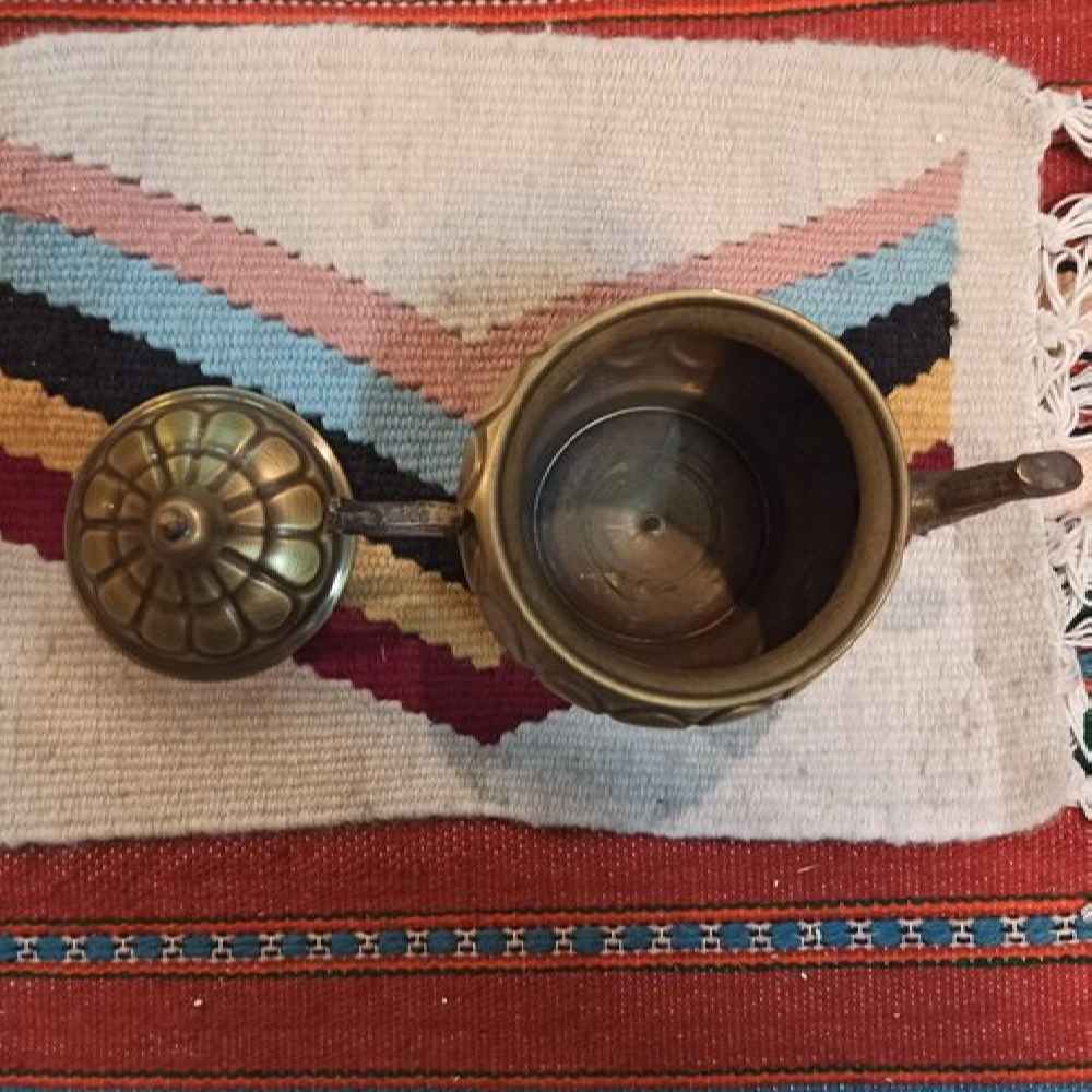 إبريق شاي نحاسي إيراني مصنوع يدوياً بتصميم محفور أنيق بخطوط