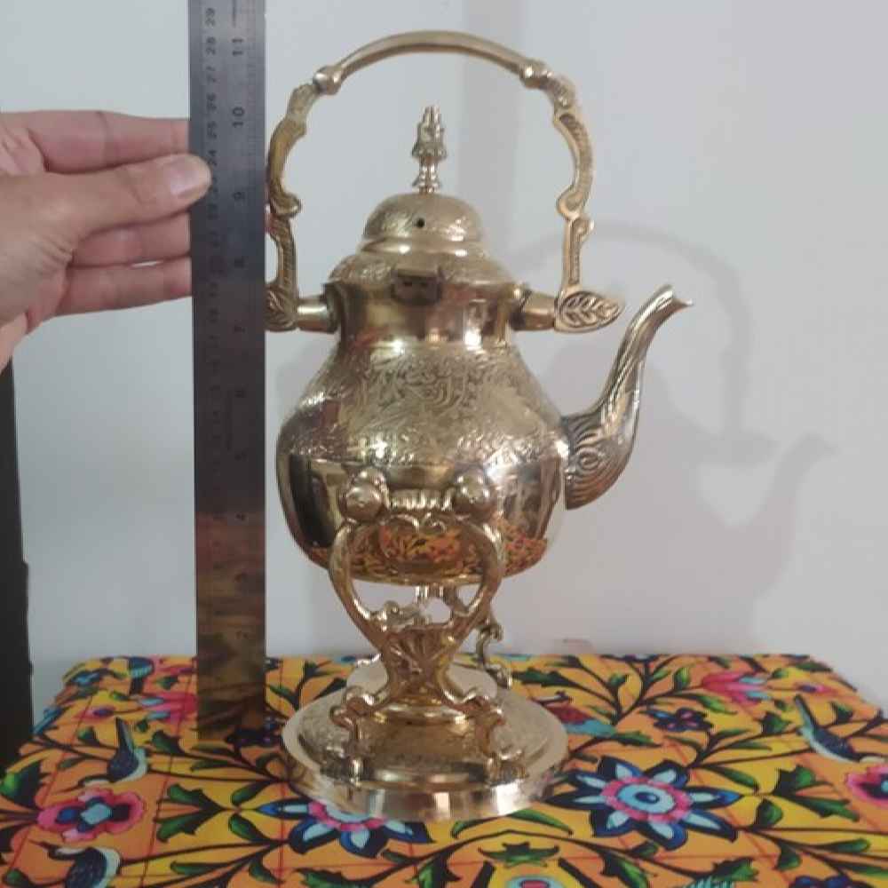 إبريق شاي ودفاية نحاسي محفور يدوياً بتصميم محفور أنيق ذهبي