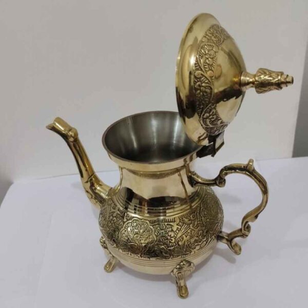 إبريق شاي نحاسي محفور يدوياً بتصميم محفور أنيق الطاووس