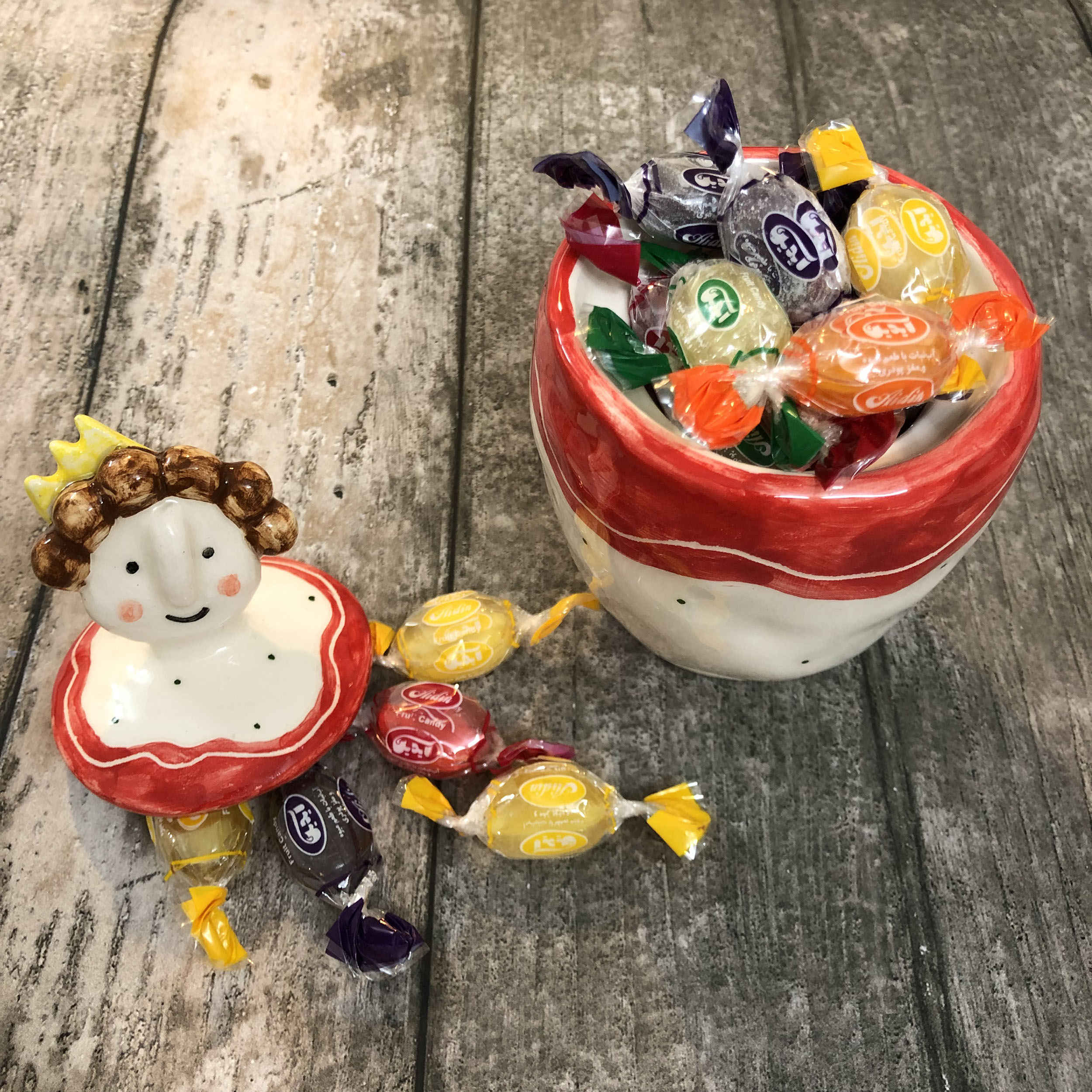 وعاء سكر سيراميك مع غطاء – نمط فني ملكة الدمى