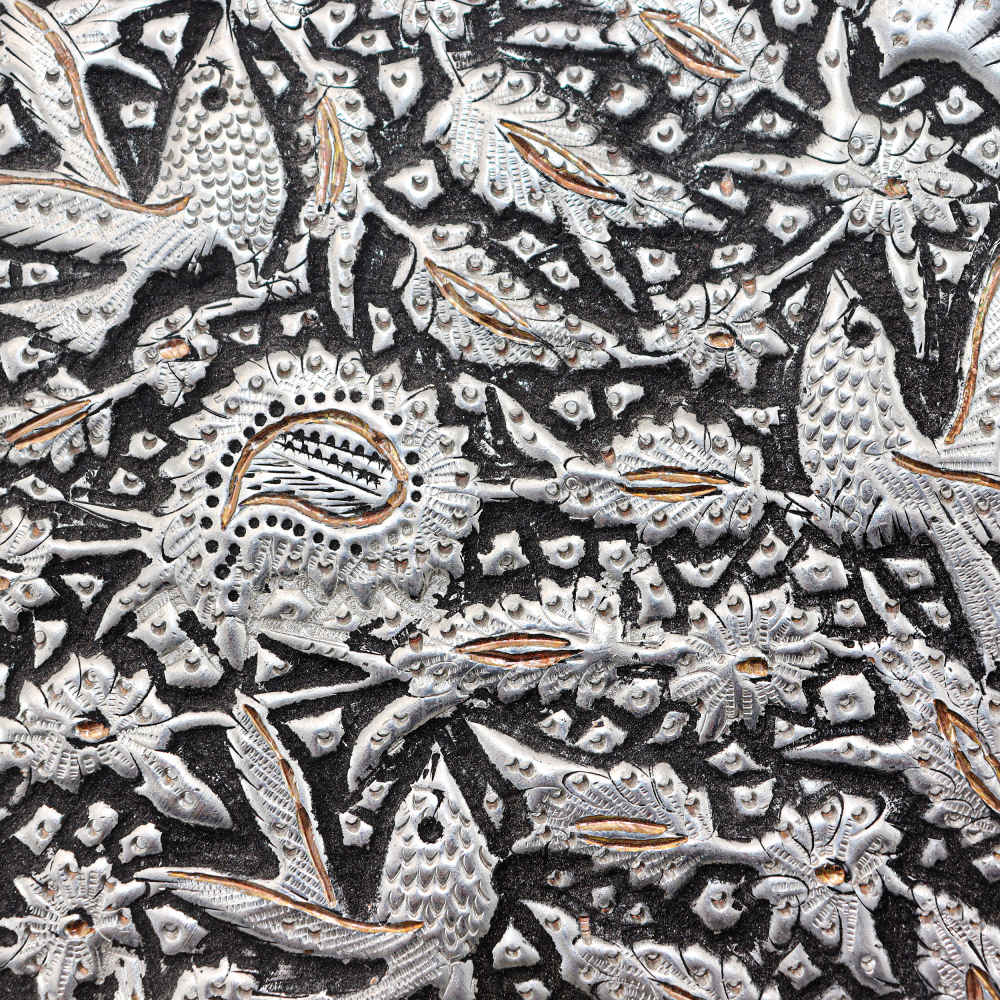 لوحة من النحاس الزخرفية المحفورة يدوياً بتصميم حيوانات معقد