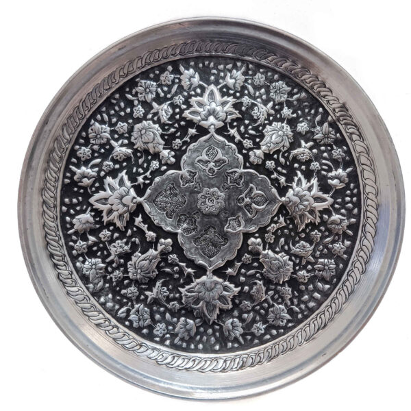 لوحة من النحاس الزخرفية المحفورة يدوياً بزخارف نباتية معقدة