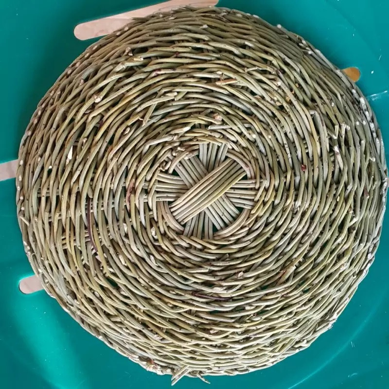 سلة خوص طبيعي منسوجة يدوياً باللون البني