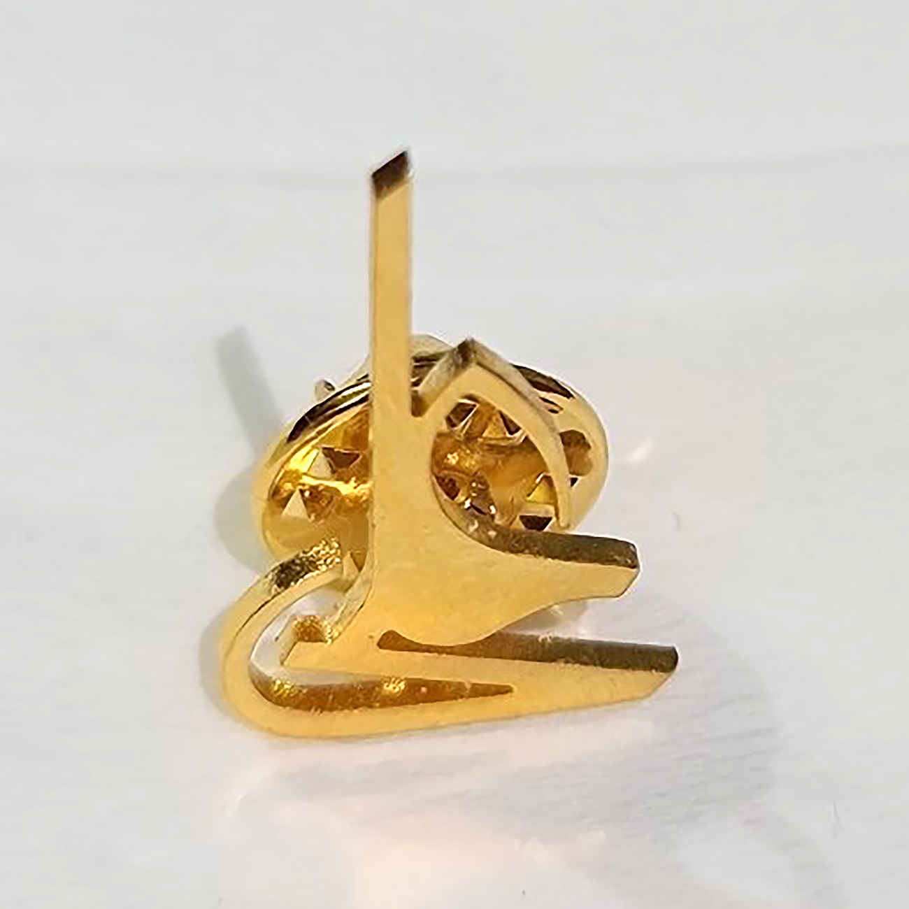 بروش إسلامي معدني رائع مزين بإسم الإمام علي