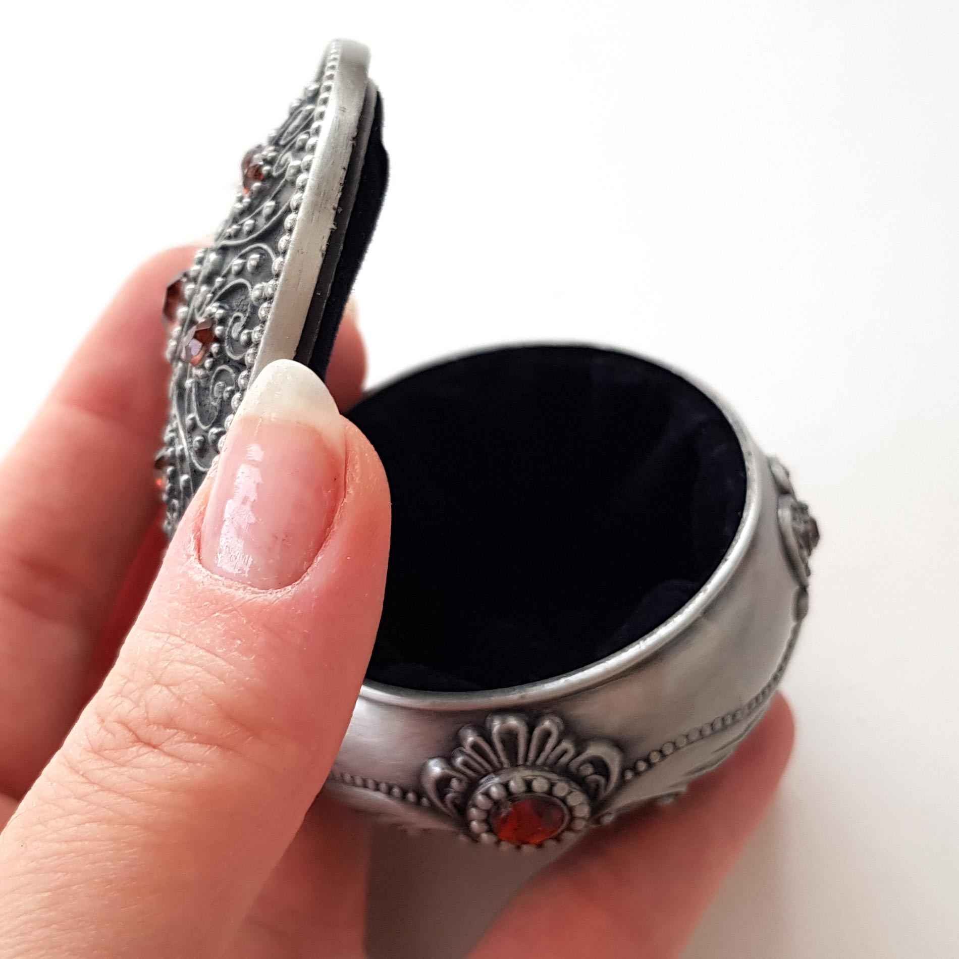 صندوق مجوهرات معدني بتصميم عتيق مع جوهرة حمراء