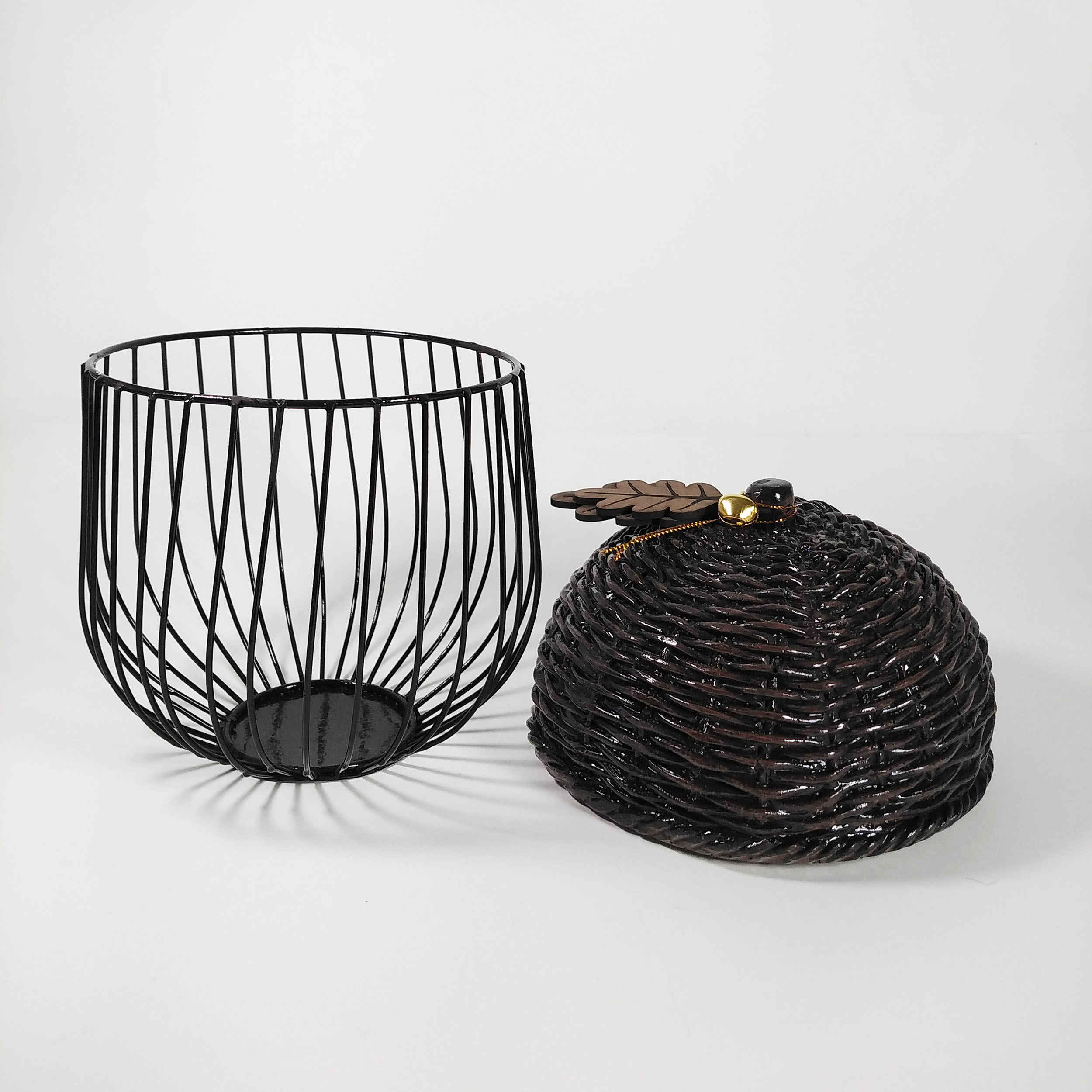 سلة فاكهة سلكية معدنية بشكل بلوط مع باب من الراتين