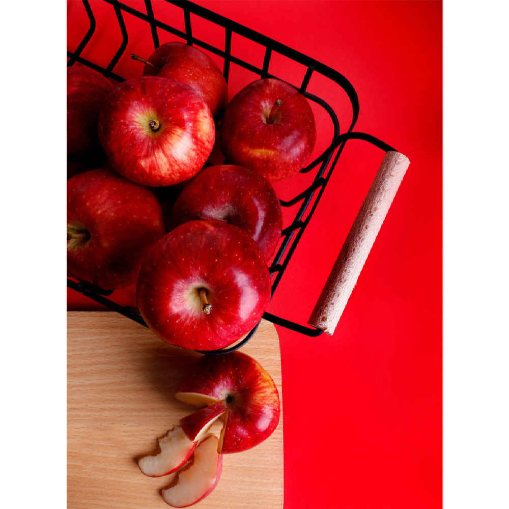 سلة فاكهة سلكية معدنية بمقبض وقاعدة خشبية