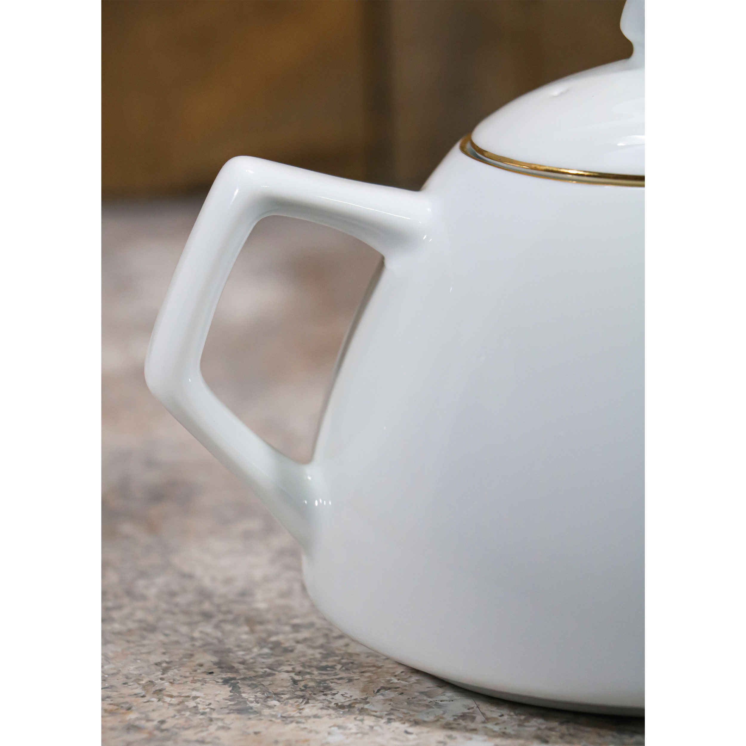 إبريق خزفي لتقديم الشاي باللون الأبيض الساد رویال