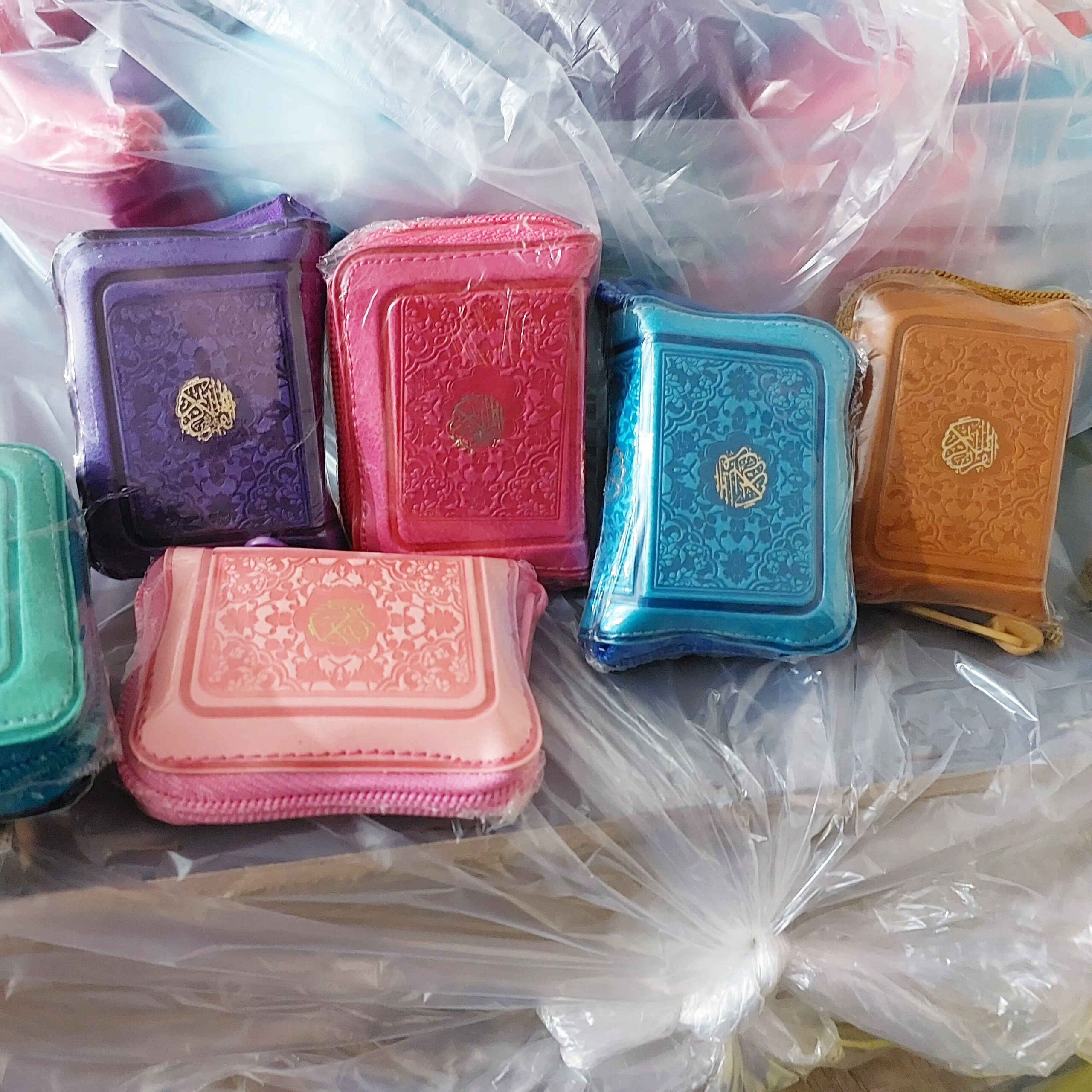 مصحف الملون المصغر مع غطاء بسحّاب – عملي، ملون، وقابل للحمل