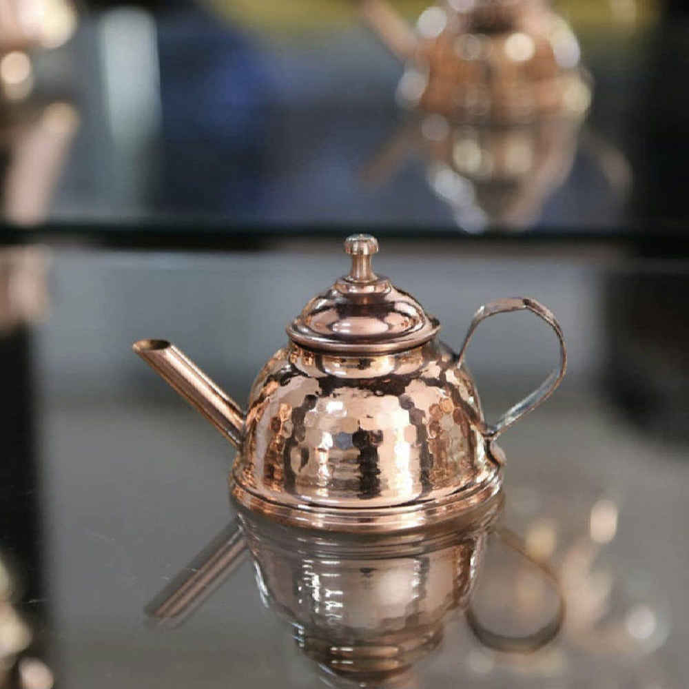 إبريق الشاي المطرقة من النحاس لتحضير وتقديم الزعفران والأعشاب الأخرى