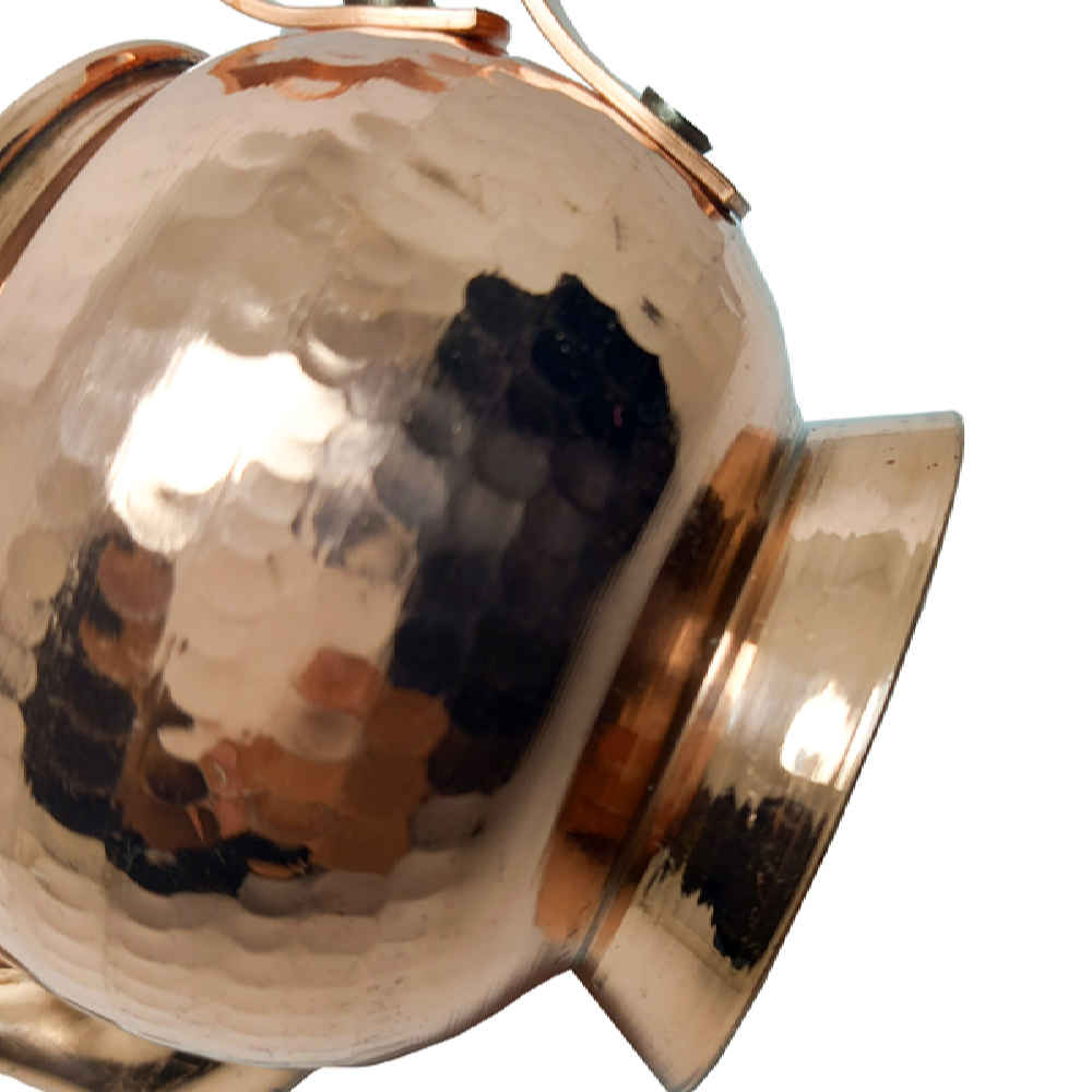 إبريق الشاي المطرقة من النحاس لتحضير وتقديم الزعفران والأعشاب الأخرى