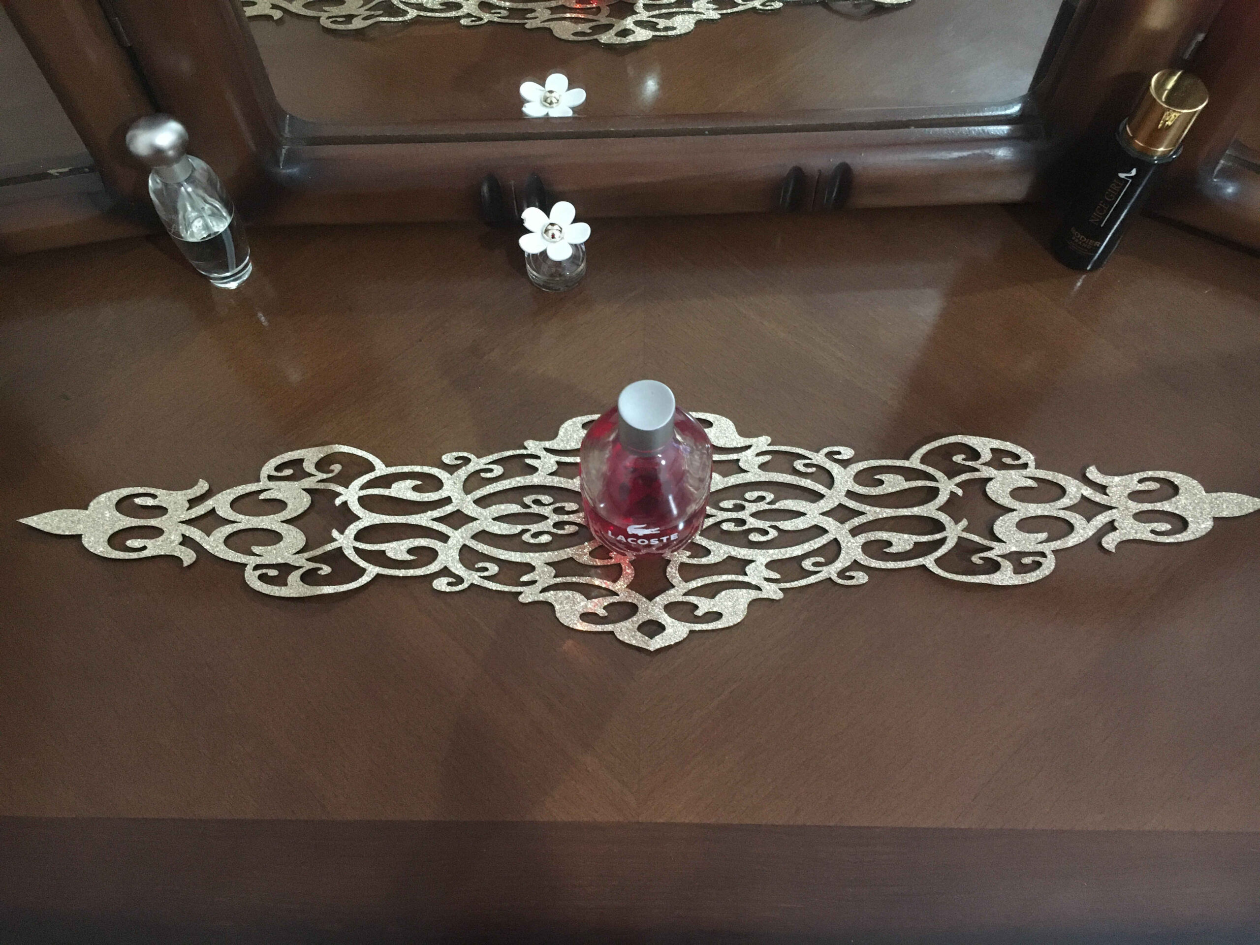 عداء طاولة من الجلد الصناعي بتصميم لامع دقيق