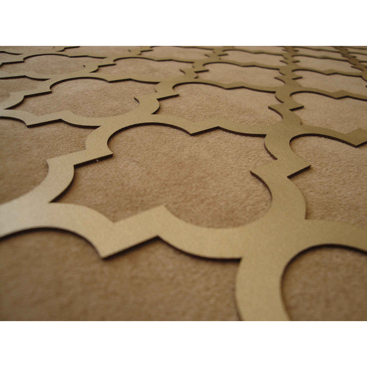 عداء طاولة من الجلد والمخمل بأناقة بنية بشكل ماسي