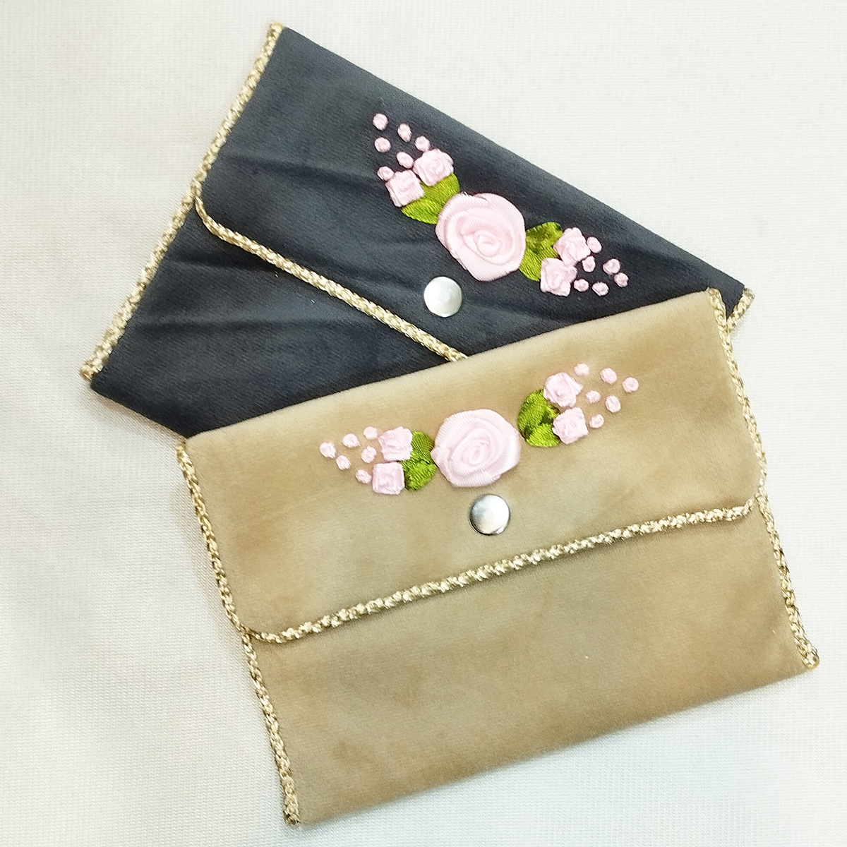 سجادة الصلاة المحمولة للمسلمين بحجم الجيب وقابلة للنقل باللون الكريم