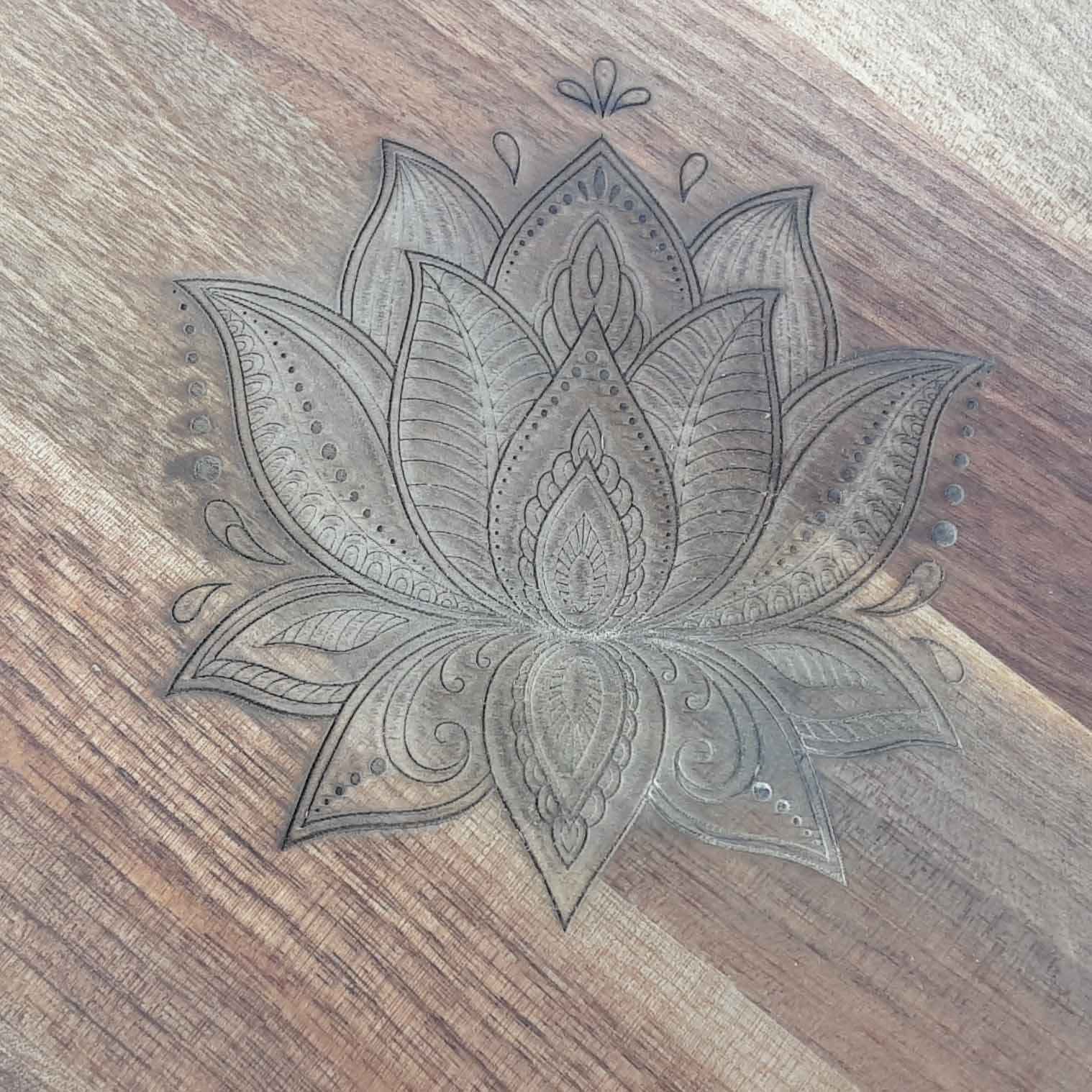 صينية بتصميم زهري مع مقبض وقاعدة – نموذج “غولناز”