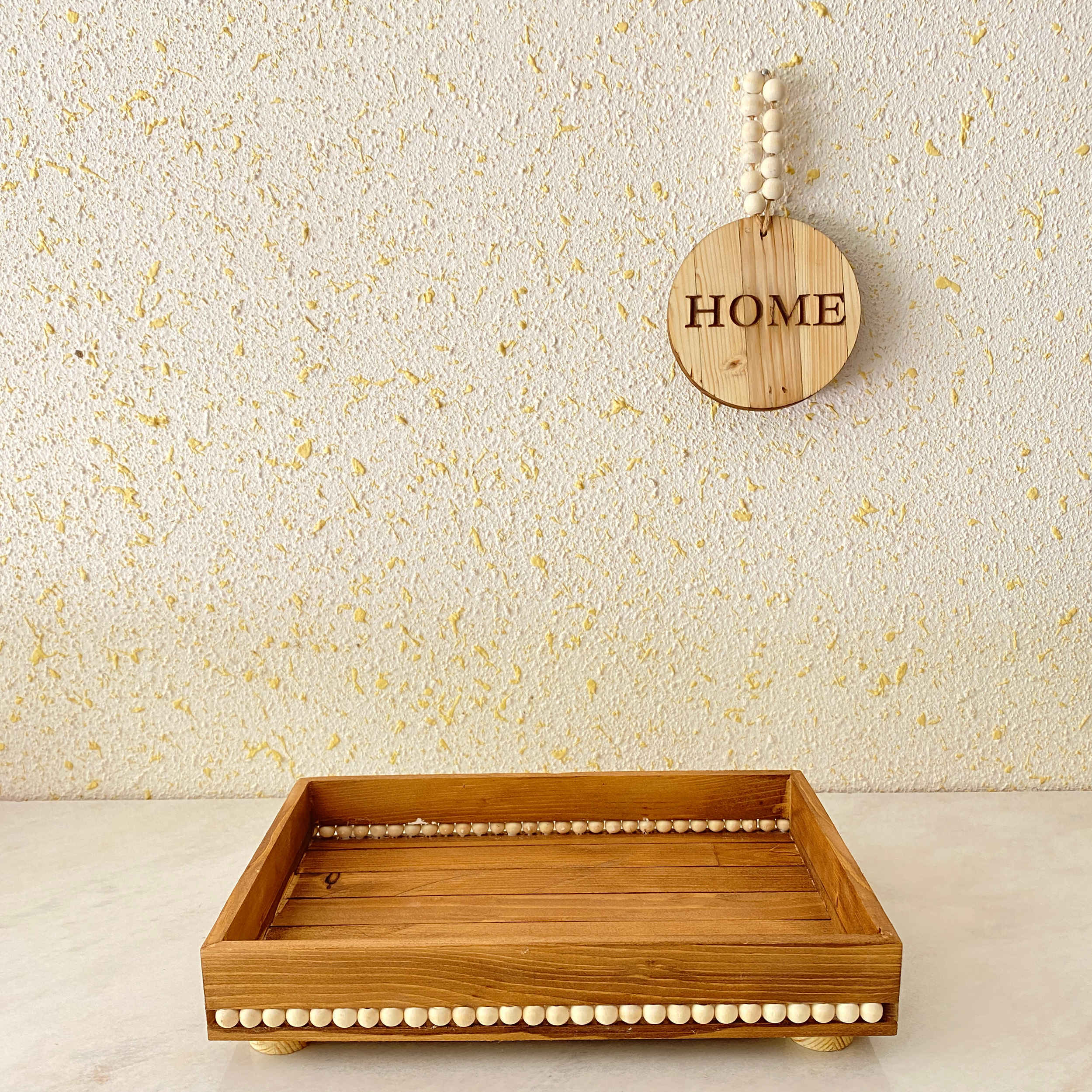 صينية تقديم خشبية مزخرفة بحبات اللؤلؤ وقاعدة