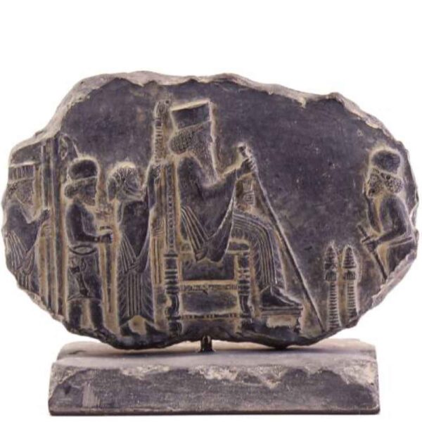 نسخة مقلدة لنقش مستوحاة من الإيرانيين القدماء - داريوس على العرش