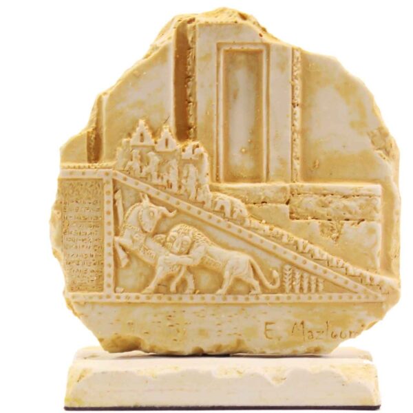 نسخة مقلدة لنقش أسطوري مستوحاة من الإيرانيين القدماء بتصميم هجوم الأسد