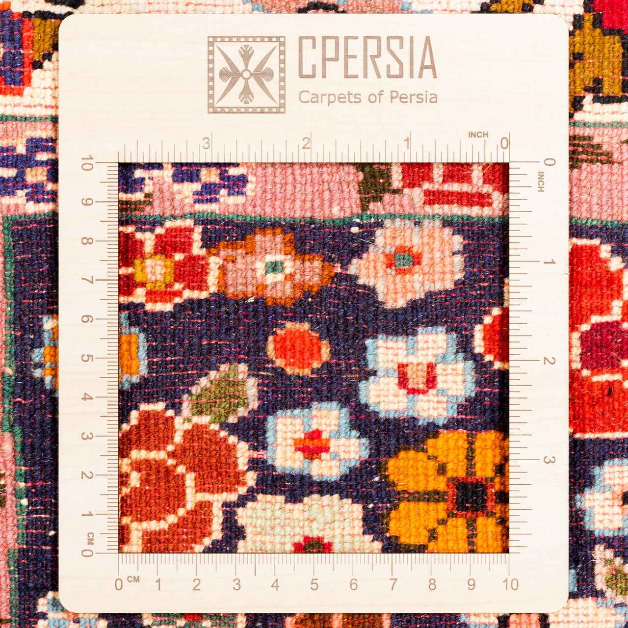 سجادة صوف إيرانية معقودة يدويًا بتصميم زهري محاط بحدود زرقاء فاتحة – أصفهان