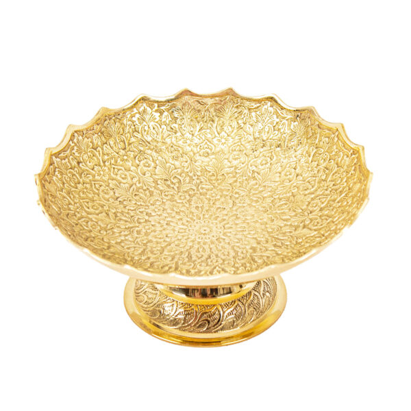 حامل تقديم من النحاس بنقش أزهار معقد مع قاعدة