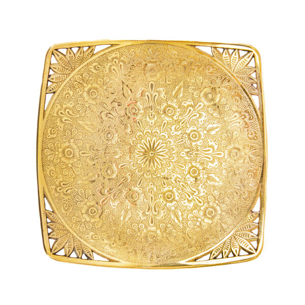 حامل تقديم من النحاس بشكل مربع ونقش معقد بأناقة
