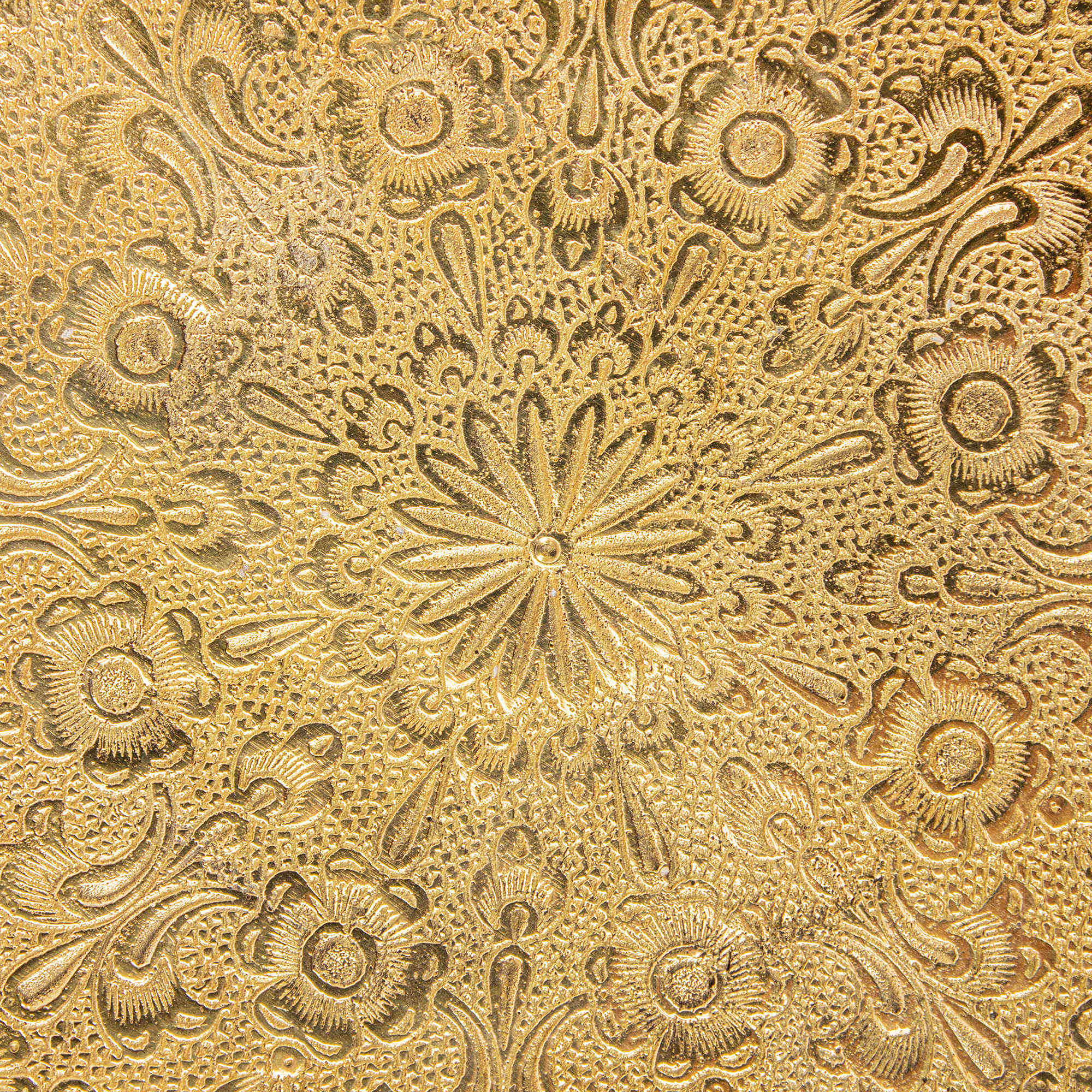 حامل تقديم من النحاس بشكل مربع ونقش معقد بأناقة