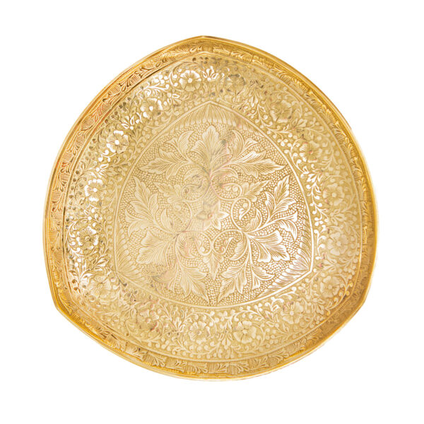 حامل تقديم من النحاس للحلويات بنقش معقد بأناقة